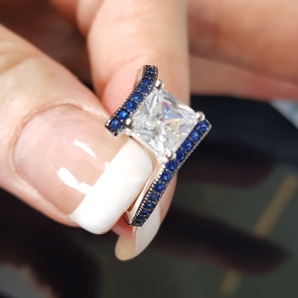 White n Blue Cubic Zirconia - Picture 7 of 8